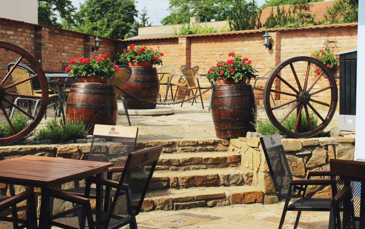 Penzion A Restaurace U Kalendu Strážnice Екстериор снимка