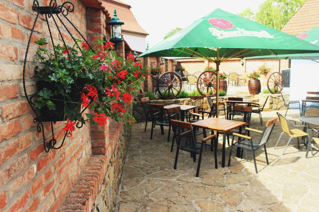 Penzion A Restaurace U Kalendu Strážnice Екстериор снимка
